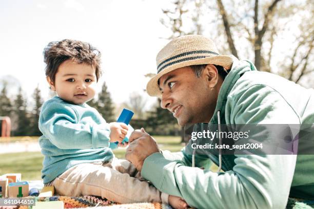padre y bebé en el parque - oriental asiático e indio fotografías e imágenes de stock