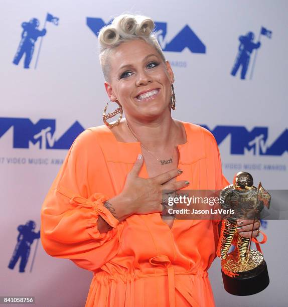 Horizontal Pink Rapper Pink Mtv Photos and Premium High Res Pictures - Getty Images