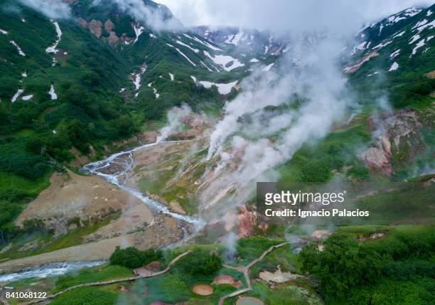 fumaroles, valley of the geysers, kamchatka peninsula - russian far east stock-fotos und bilder