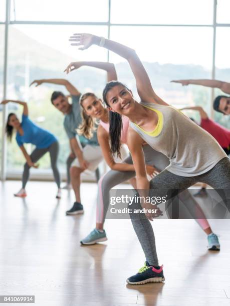 grupp människor i ett aerobicspass - group gym class bildbanksfoton och bilder