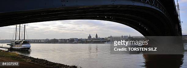 View taken on December 18, 2008 shows a panorama of the western city of Mainz with the Theodor-Heuss bridge leading over the Rhine river. AFP PHOTO...