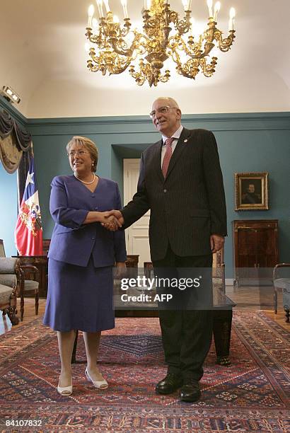 Chilean president Michelle Bachelet receives her Swiss counterpart Pascal Couchepin and his wife Brigitte Couchepin at La Moneda presidential palace...