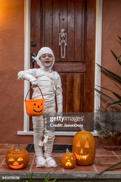 happy halloween-porträt einer mumie - mummified stock-fotos und bilder