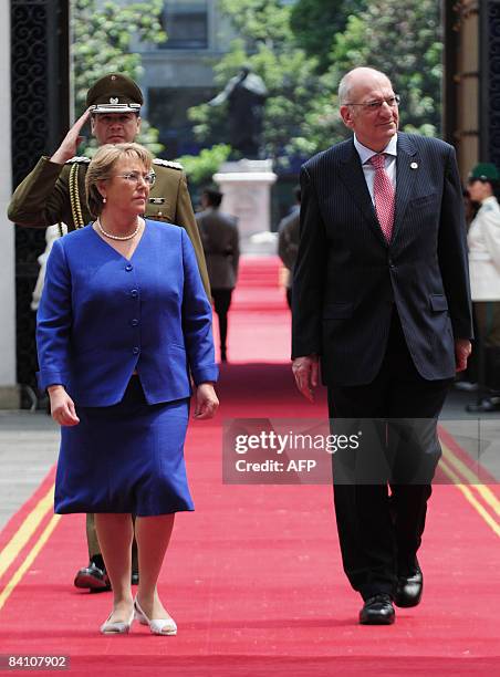 Chilean president Michelle Bachelet receives her Swiss counterpart Pascal Couchepin and his wife Brigitte Couchepin at La Moneda presidential palace...