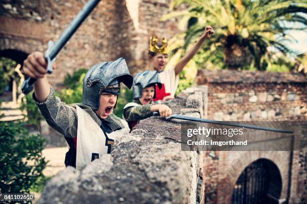 ritter die burg zu verteidigen - boy in hard hat stock-fotos und bilder