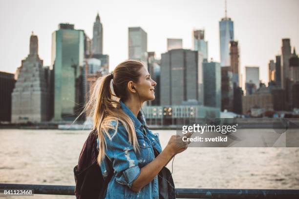erkunden sie die stadt - brooklyn new york stock-fotos und bilder