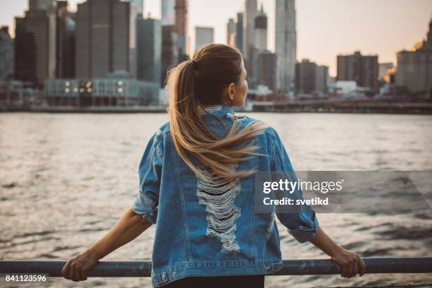 esta ciudad es impresionante - chaqueta tejana imágenes fotografías e imágenes de stock