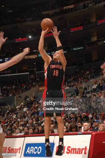 Anthony Parker of the Toronto Raptors shoots during a game against the Los Angeles Clippers at Staples Center on December 22, 2008 in Los Angeles,...