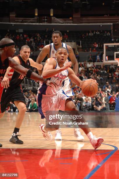 Eric Gordon of the Los Angeles Clippers handles the ball against Jermaine O'Neal of the Toronto Raptors at Staples Center on December 22, 2008 in Los...