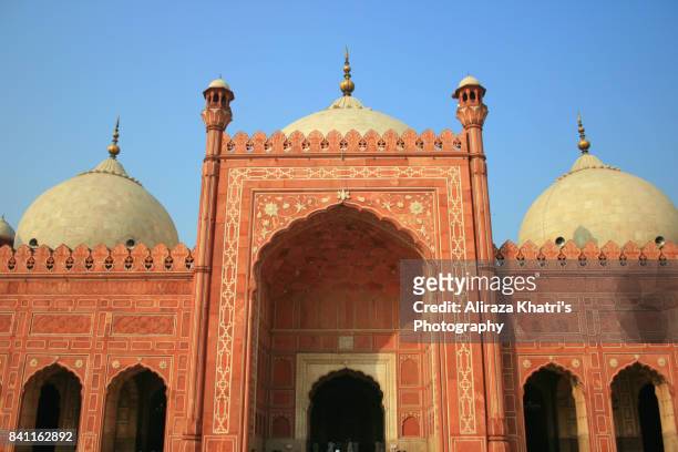 badshahi mosque, lahore - mughal marvel in pakistan. - mezquita de badshahi fotografías e imágenes de stock