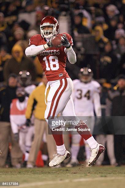 Jermaine Gresham of the Oklahoma Sooners catches the pass during the Big 12 Championship game against the Missouri Tigers on December 6, 2008 at...