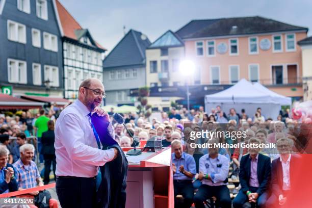 Unna, Germany Martin Schulz, SPD Party Leader and Top Candidate for 2017 Federal Election, puts of his jacket during his speech on August 30, 2017 in...