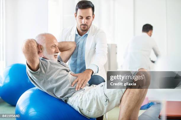 homme senior en cure de désintoxication physique. - sciatique maladie photos et images de collection