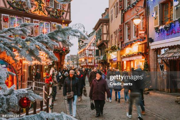 kersttijd in colmar, elzas, frankrijk - colmar stockfoto's en -beelden