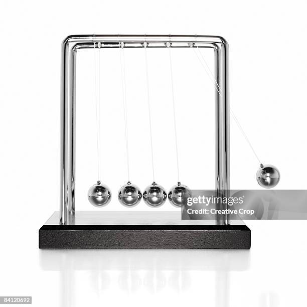 newton's cradle - newtons cradle stock pictures, royalty-free photos & images