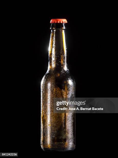 bottle of beer with the glass esmerilado with drops of water and a steam cloud frozen on a black bottom - beer mat stockfoto's en -beelden