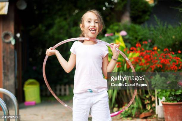 litttle girl  with hoola hop in park - ot coruña fotografías e imágenes de stock