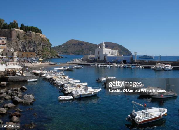 marina corta harbor,lipari, aeolian island, sicily, italy - isola di lipari foto e immagini stock