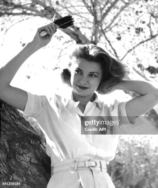 Portrait de l'actrice Grace Kelly se coiffant en 1954.