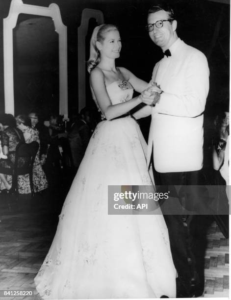 Actrice Grace Kelly dansant avec le gouverneur de Pennsylvanie George M Leader à un gala de charité en 1955.