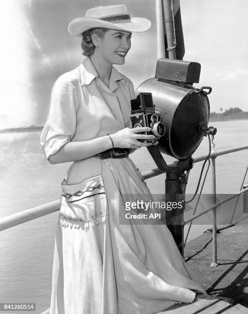 Grace Kelly sur le pont d'un bateau sur le rio Magdalena en Colombie en 1954.