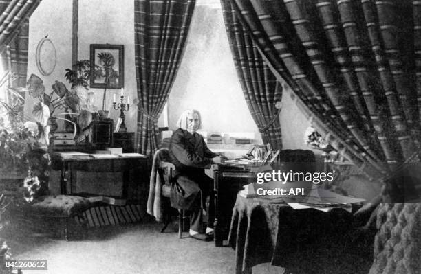 Le compositeur Franz Liszt dans son cabinet de travail à Weimar, en Allemagne.