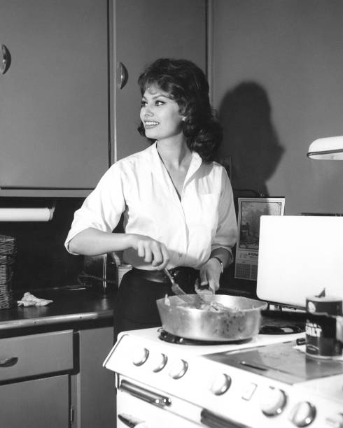 Sophia Loren chez elle dans sa cuisine, circa 1960 à Rome, Italie.
