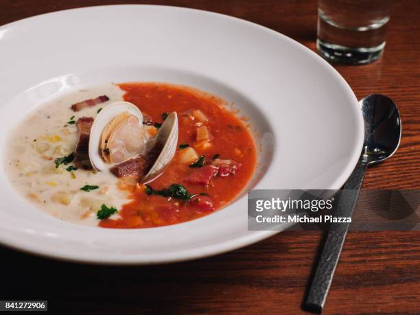 red and white clam chowder - new england clam chowder imagens e fotografias de stock
