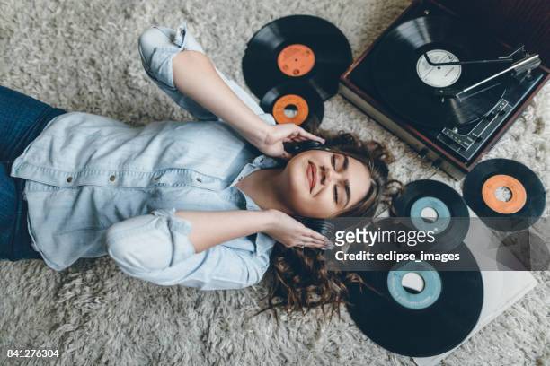 從留聲機的年輕女人享受音樂 - record 個照片及圖片檔