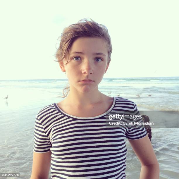 girl at beach - une seule petite fille photos et images de collection