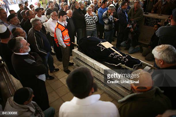 Israelis mourn during the funeral of Beber Vaknin who was killed by a Palestinian rocket, December 28, 2008 in the southern city of Netivot, Israel....