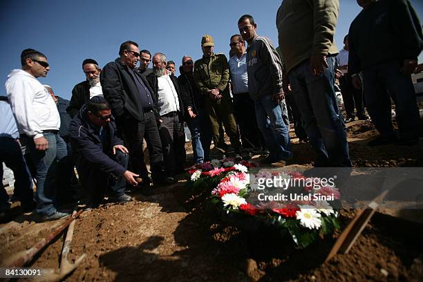 Israelis mourn during the funeral of Beber Vaknin who was killed by a Palestinian rocket, December 28, 2008 in the southern city of Netivot, Israel....