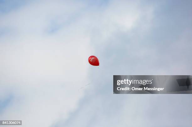 Red baloon with the logo of the German SPD party, is seen in the sky during a "Martin Schulz live" election campaign event on August 31, 2017 in...