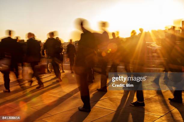 menge von geschäftsleuten bei sonnenuntergang, london, england - busy city stock-fotos und bilder