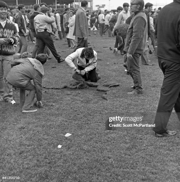 Shea Stadium : Fan celebration spirals out of control, as some begin to cut large chunks of grass out of the field, after the Mets win it all in Game...