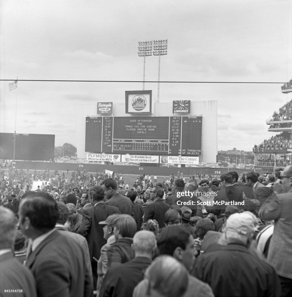 NY Mets Win 1969 World Series - Fans Storm The Field At Shea