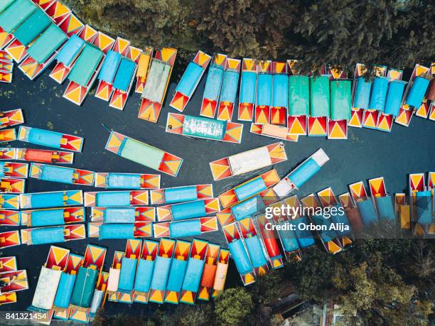 'trajinera' boten in de de xochimilco grachten, mexico-stad. - ciudad de méxico stockfoto's en -beelden