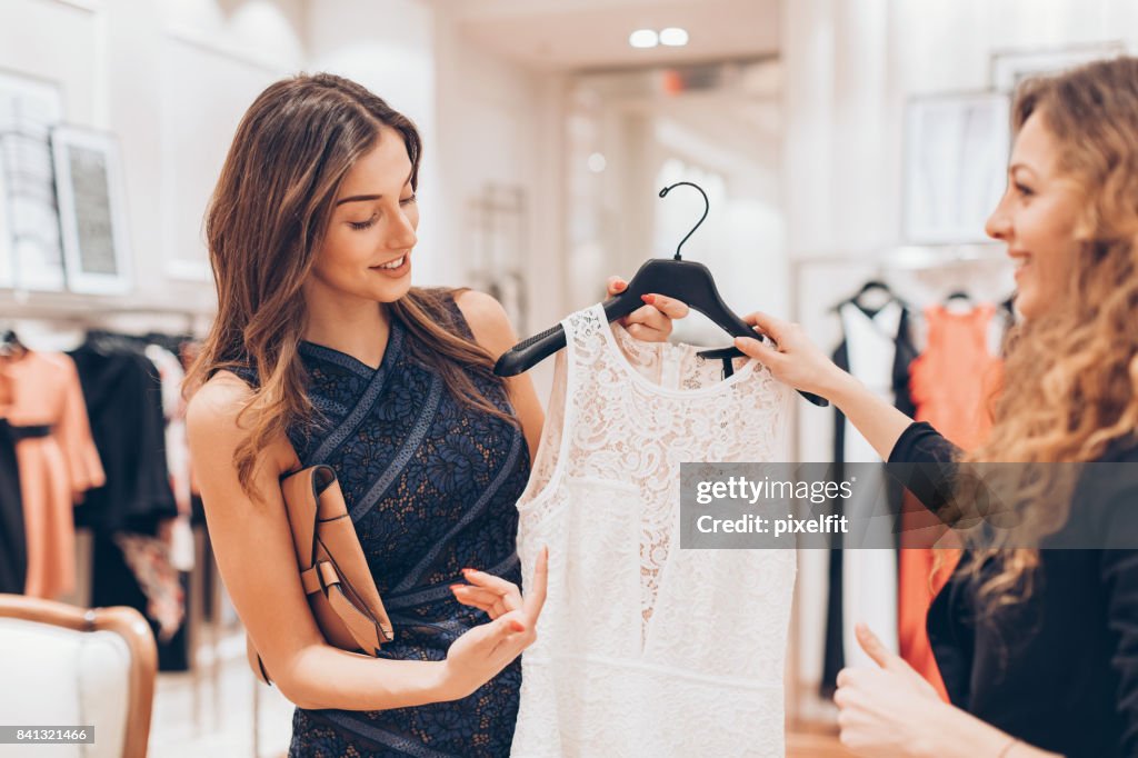 Mulher de classe alta, escolhendo um vestido novo