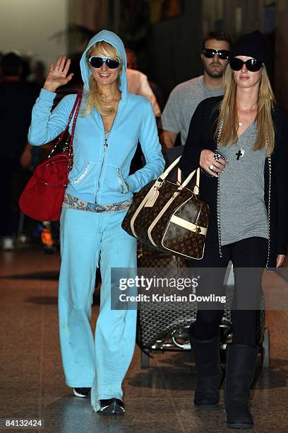 Socialite Paris Hilton waves as she arrives at Melbourne Airport on December 29, 2008 in Melbourne, Australia.