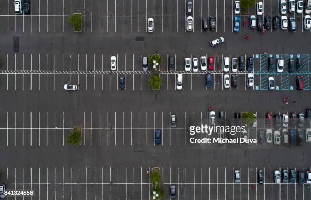 aerial view of a parking lot with shopping carts - parking lot stockfoto's en -beelden