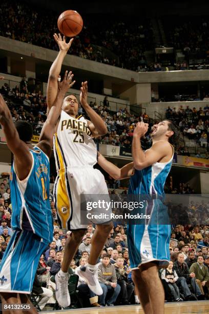 Brandon Rush of the Indiana Pacers shoots over Peja Stojakovic of the New Orleans Hornets at Conseco Fieldhouse on December 28, 2008 in Indianapolis,...