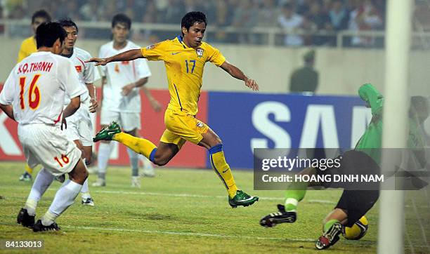 Thai player Sutee Suksomkit faces Vietnamese goalkeeper Hong Son during the AFF Suzuki Cup final between Vietnam and Thailand on December 28, 2008 at...