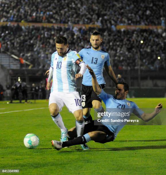 Lionel Messi of Argentina fights for the ball with Alvaro Gonzalez of Uruguay fight for the ball during a match between Uruguay and Argentina as part...