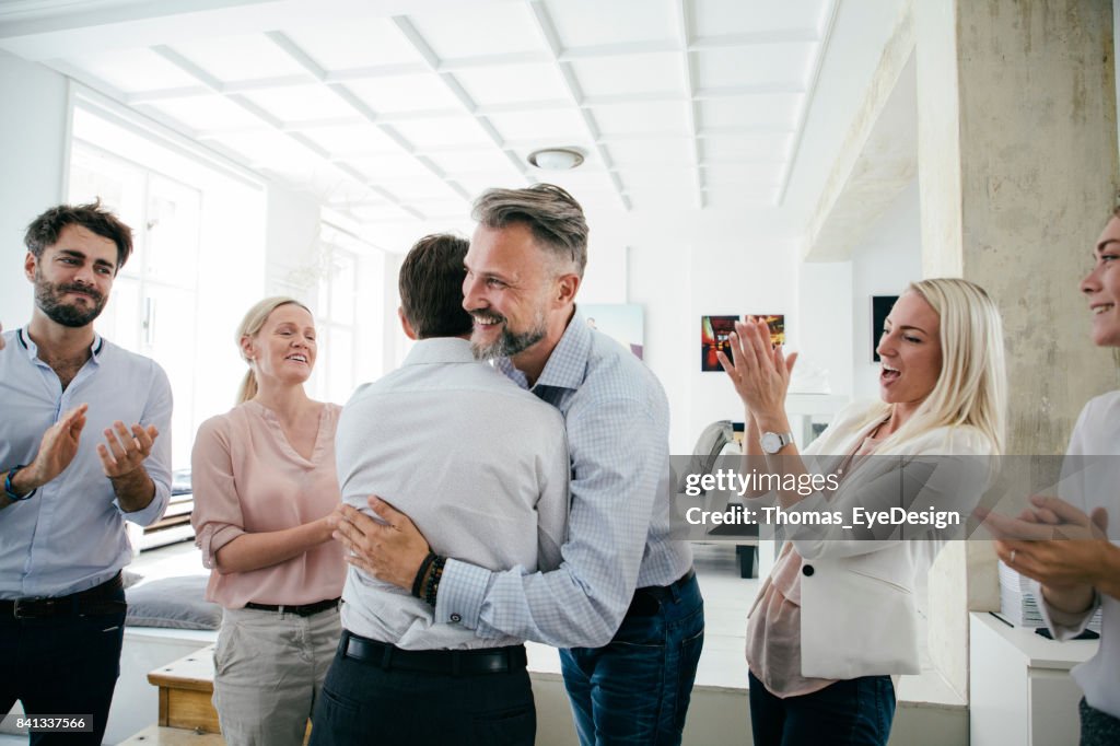 Celebrazioni in ufficio dopo il successo del business pitch per team