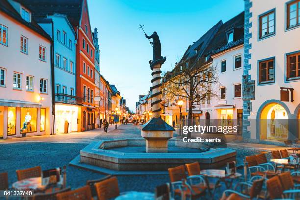 vita notturna nel centro storico di fussen, baviera, germania - tourism life in bavaria foto e immagini stock