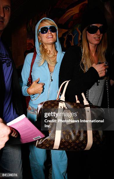 Paris Hilton and Nicky Hilton arrive at Melbourne International Airport on December 29, 2008 in Melbourne, Australia.