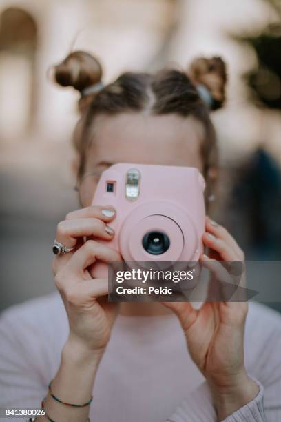 in liefde met roze kleur en deze instant camera - camera girls stockfoto's en -beelden