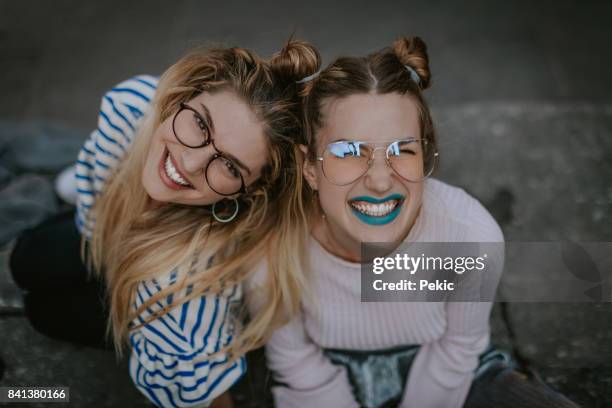 deux soeurs de folles et aimants - famille avec des lunettes de vue photos et images de collection