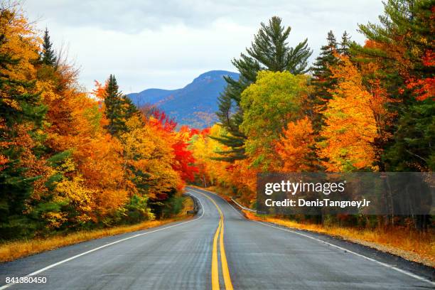 otoño en las montañas blancas de new hampshire - carretera-de-campo fotografías e imágenes de stock
