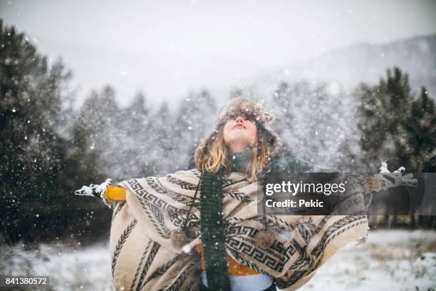 j'aime la neige ! - poncho photos et images de collection
